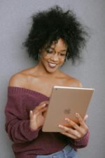 2019 Apple iPad, 10.2-inch, Wi-Fi + Cellular, 32GB - Gold (Renewed Premium) - Image 2